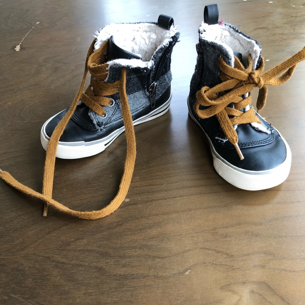 Old Navy Toddler shoes. Sz 6